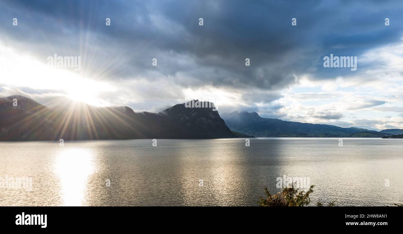 Panorama des montagnes et du lac dans un rétro-éclairage lumineux. Le soleil derrière les nuages. Suisse. Canton de Lucerne. Banque D'Images