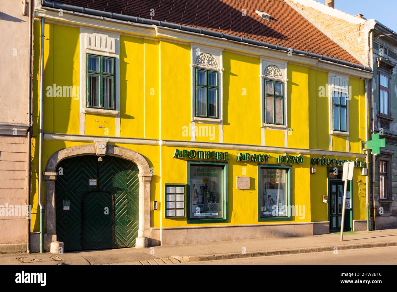 Bâtiment baroque jaune, Arany kigygygyszertar (Golden Snake Pharmacy), Sopron, Hongrie Banque D'Images