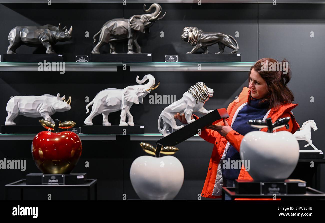 Leipzig, Allemagne. 04th mars 2022. La gamme de produits Studio 8, une collection de porcelaine de haute qualité, peut être vue au stand de Goebel Porzellan de Bad Staffelstein et sera présentée par Isabel Mückel au salon Cadeaux de Leipzig. Le premier week-end de mars, le salon invite les visiteurs à découvrir de nouveaux produits et tendances dans le domaine des cadeaux et de la vie. Environ 250 exposants et marques se présentent à 07. Mars avec leurs collections. Le point de vue des exposants se dirige ainsi déjà vers le Weihnachtszeit. Credit: dpa/Alay Live News Banque D'Images