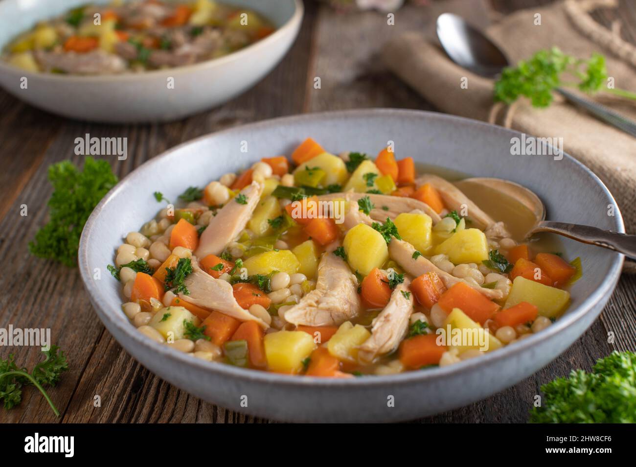 Soupe de haricots ou ragoût avec viande de poulet, légumes et pommes de terre Banque D'Images