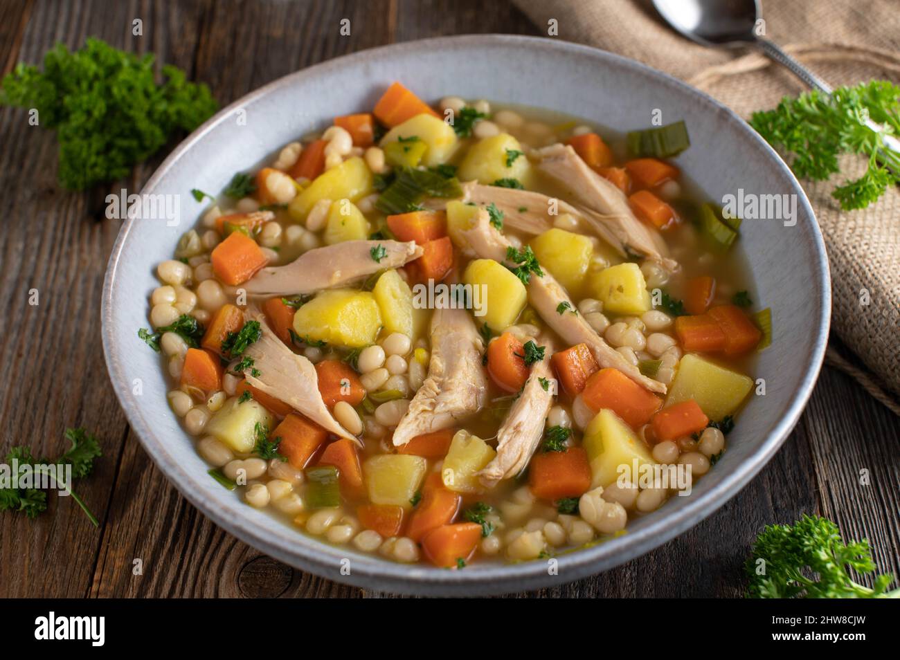 Soupe de haricots ou ragoût avec viande de poulet, légumes et pommes de terre Banque D'Images