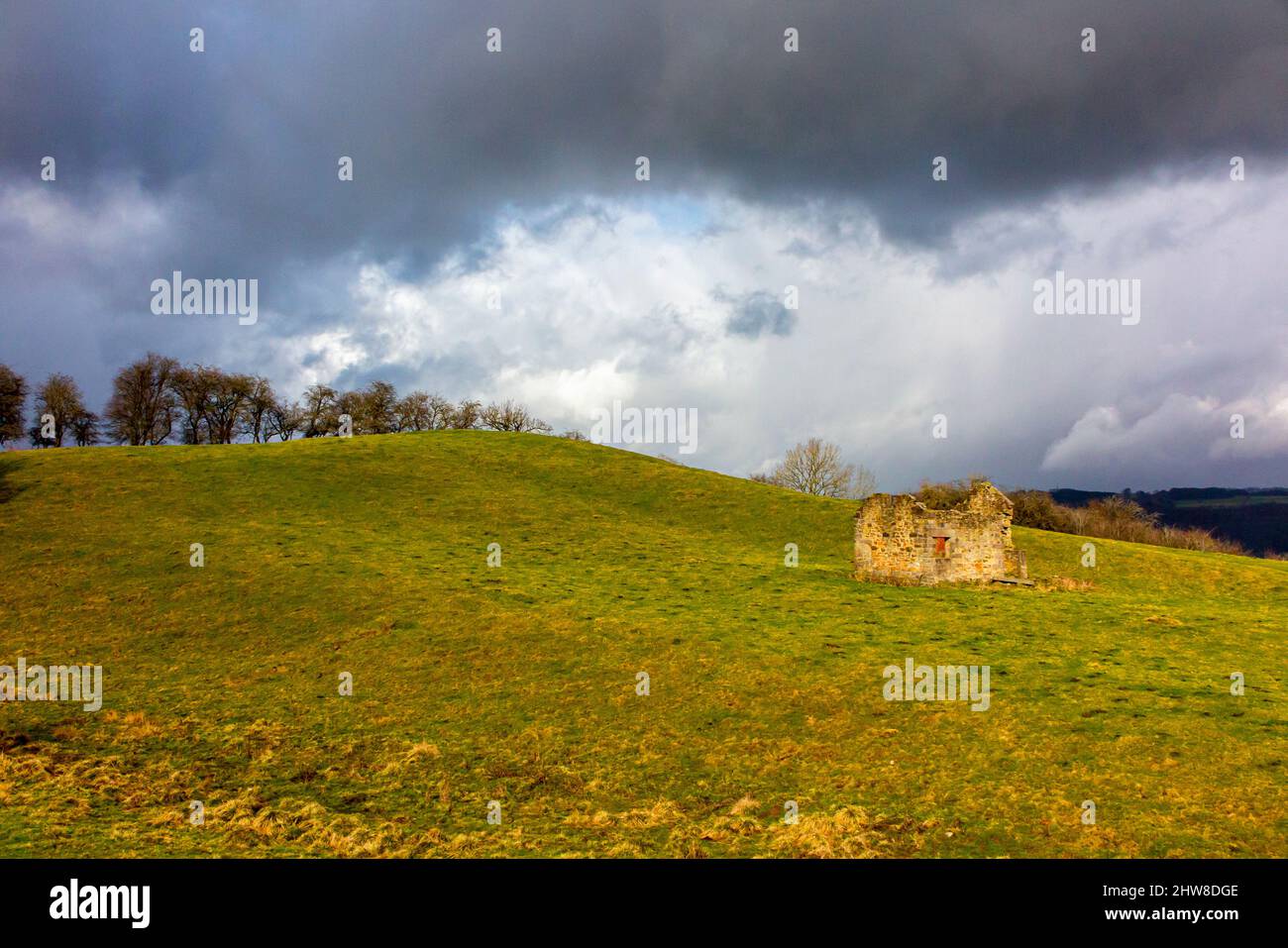 Ruines d'une grange de campagne dans le paysage typique de Peak District à Oaker près de Matlock dans le Derbyshire Dales Angleterre Banque D'Images