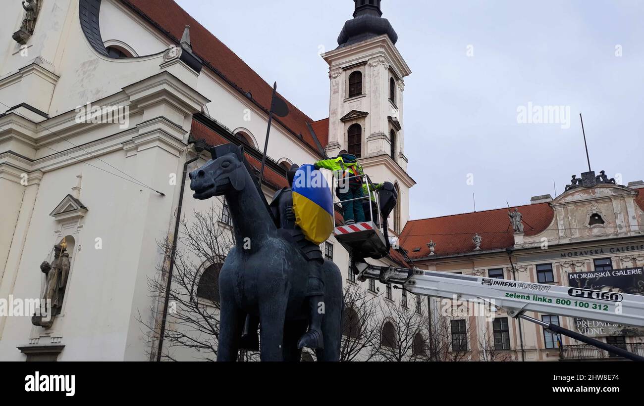 Brno, République tchèque. 04th mars 2022. Drapeau historique et emblème de l'État du Bélarus sur la statue équestre de Moravian Margrave Jost à Brno, République tchèque, 8 août 2020. Les Biélorusses qui vivent à Brno ont donné l’élan nécessaire au placement des deux symboles, expression d’un soutien aux manifestations antigouvernementales à Minsk. Crédit : Jan Tomandl/CTK photo/Alay Live News Banque D'Images