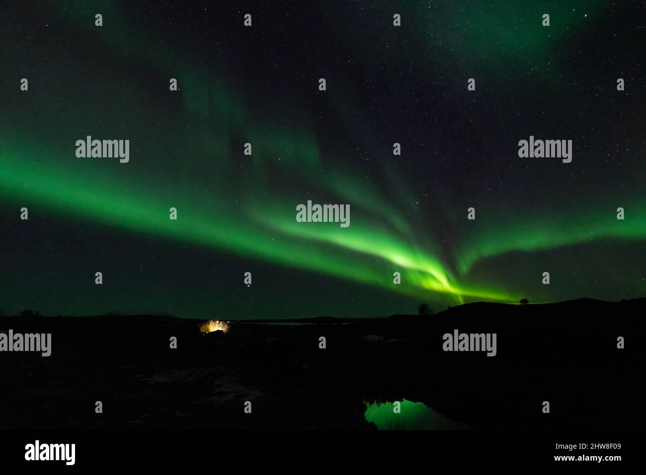 Aurore borealis avec étoiles et réflexions de lac Banque D'Images