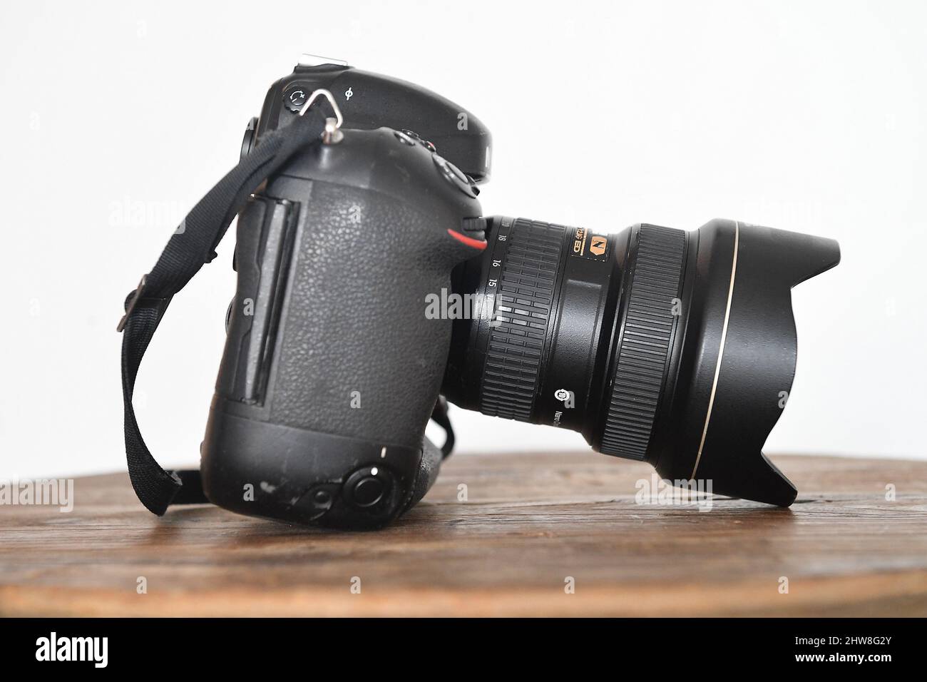 Appareil photo reflex numérique Nikon d4 avec objectif 12-24mm. Manchester, Royaume-Uni. Banque D'Images