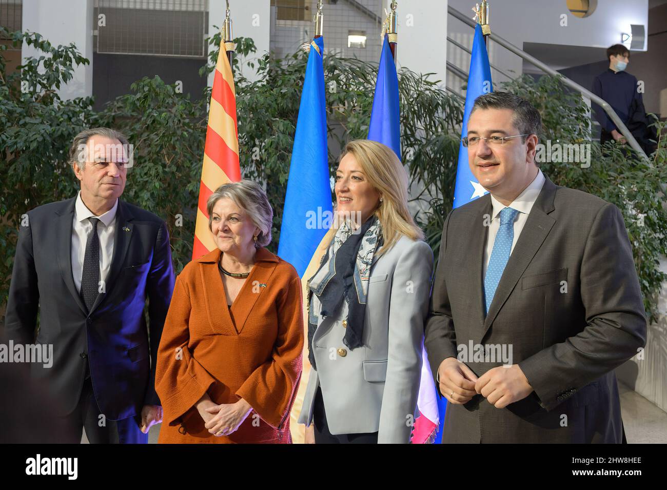 Marseille, France. 04th mars 2022. (De gauche à droite) Renaud Muselier, Elisa Ferreira, Elisa Ferreira, Roberta Metsola et Apostolos Kzikzikostas à l'entrée de l'hémicycle de l'Hôtel de Region.Renaud Muselier, Président de la région Provence Alpes Côte d'Azur reçoit à l'Hôtel de région (Parlement local) Roberta Metsola Présidente du Parlement européen Outre Apostolos Tzitzikostas, Président du Comité des régions, et Elisa Ferreira, Commissaire européen pour la cohésion et les réformes, il a réaffirmé le rôle de l'Europe dans le développement des régions et affirmé le suppor Banque D'Images