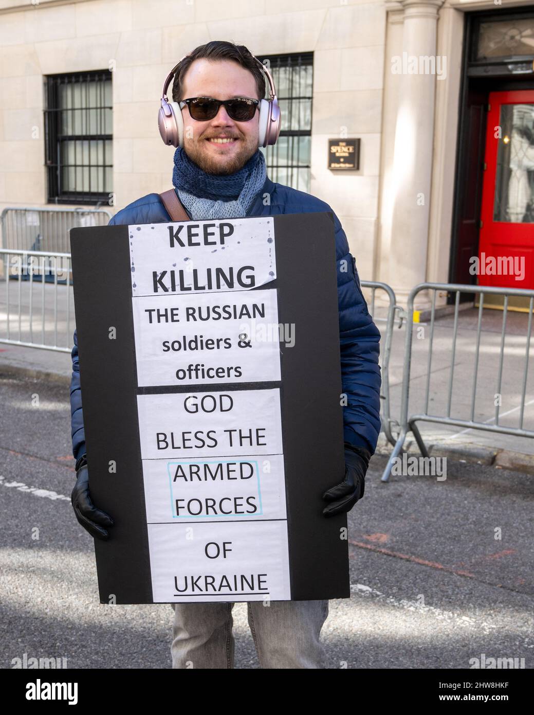 New York, États-Unis. 4th mars 2022. Des manifestants avec des drapeaux ukrainiens et des signes contre le président russe Vladimir Poutine protestent devant le consulat de la Fédération de Russie à New York, demandant la fin de la guerre. Credit: Enrique Shore/Alay Live News Banque D'Images