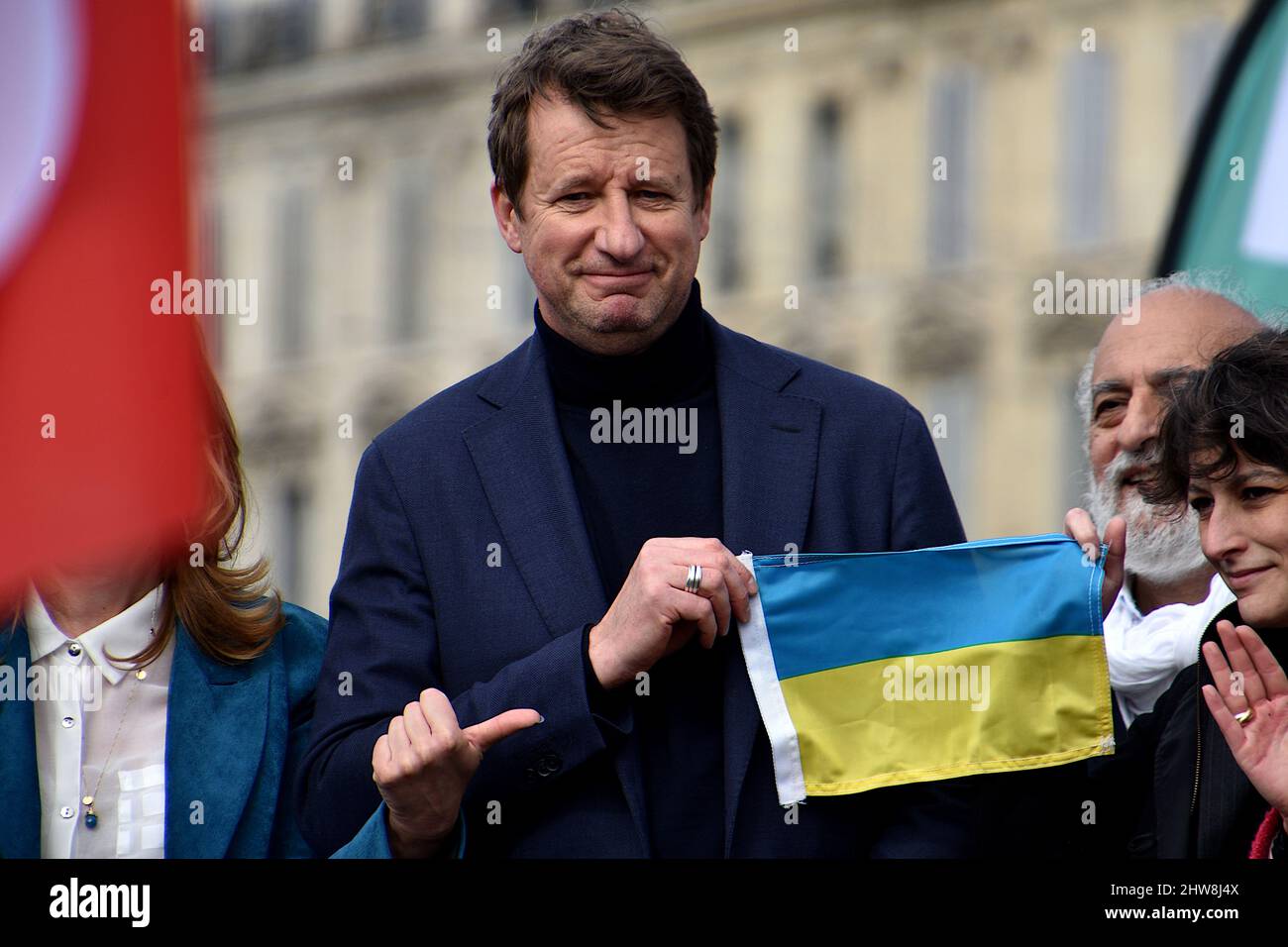 Marseille, France. 02nd mars 2022. Yannick Jadot vu sur scène avec le drapeau ukrainien après son discours.Yannick Jadot candidat à l'élection présidentielle pour le parti EELV (parti écologiste) a eu une réunion publique à Marseille. Il a vivement critiqué l'attitude du président Macron qui a signé des accords avec la Russie concernant l'énergie et en particulier le gaz. Il a plaidé pour un renforcement de l'indépendance énergétique de la France par le développement des énergies renouvelables produites sur le territoire national. (Photo de Gerard Bottino/SOPA Images/Sipa USA) crédit: SIPA USA/Alay Live News Banque D'Images