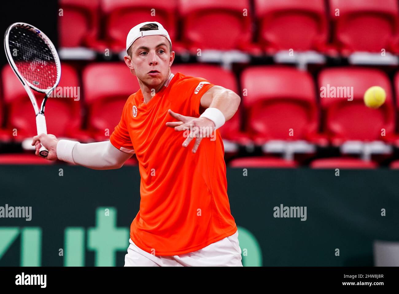 La Haye, pays-Bas. 04th mars 2022. DEN HAAG, PAYS-BAS - MARS 4: Tallon Griekspoor, des pays-Bas, joue un front dans son match de célibataires contre Steven Diez, du Canada, lors de la coupe Davis qualificateur 2022 entre les pays-Bas et le Canada au Sportcampus Zuiderpark, le 4 mars 2022 à Den Haag, pays-Bas (photo d'Andre Weening/Orange Pictures) crédit : Orange pics BV/Alay Live News Banque D'Images