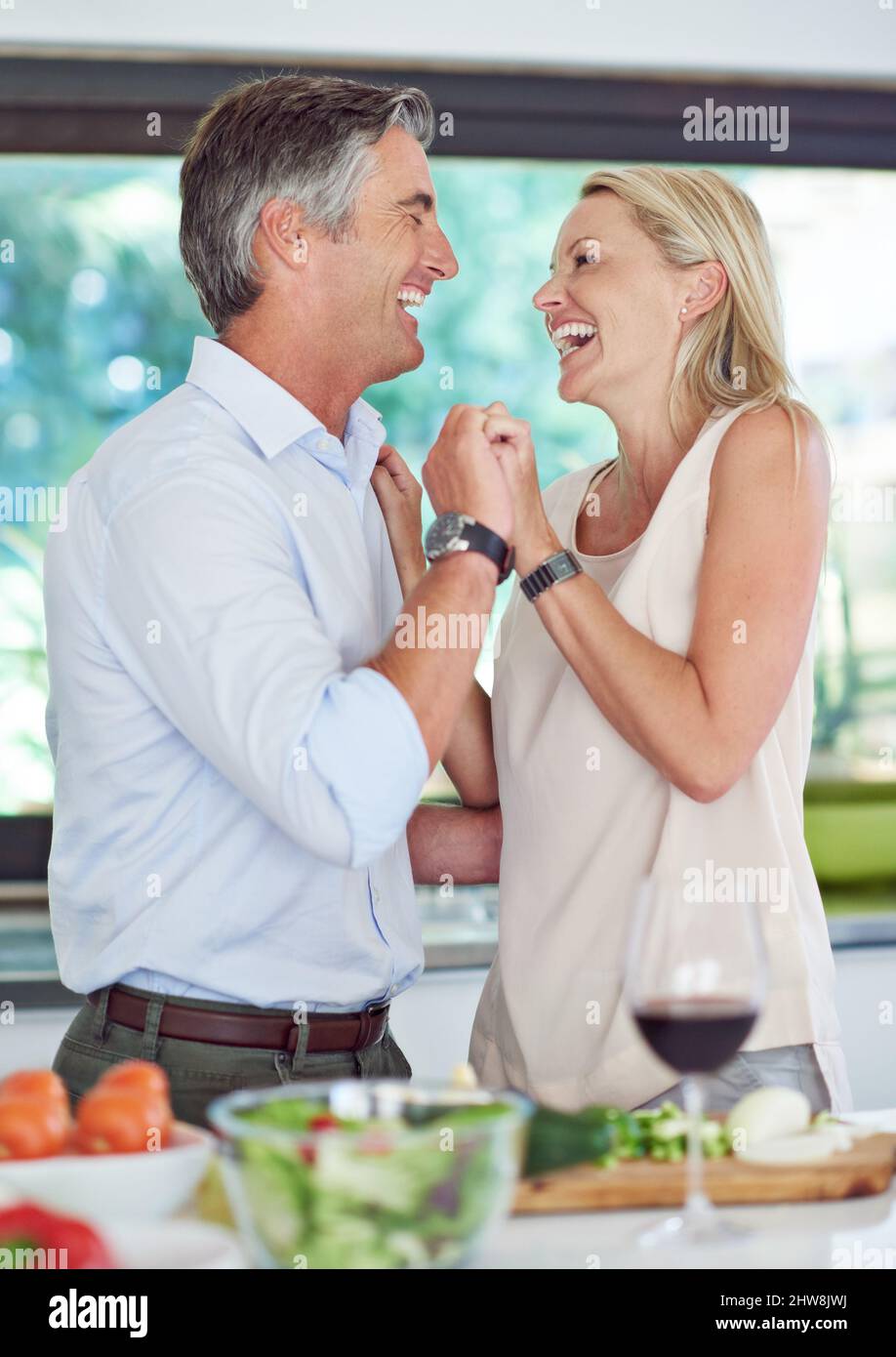 Je ne te dis jamais mon ingrédient secret. Coupe courte d'un dîner de cuisine affectueux en couple. Banque D'Images