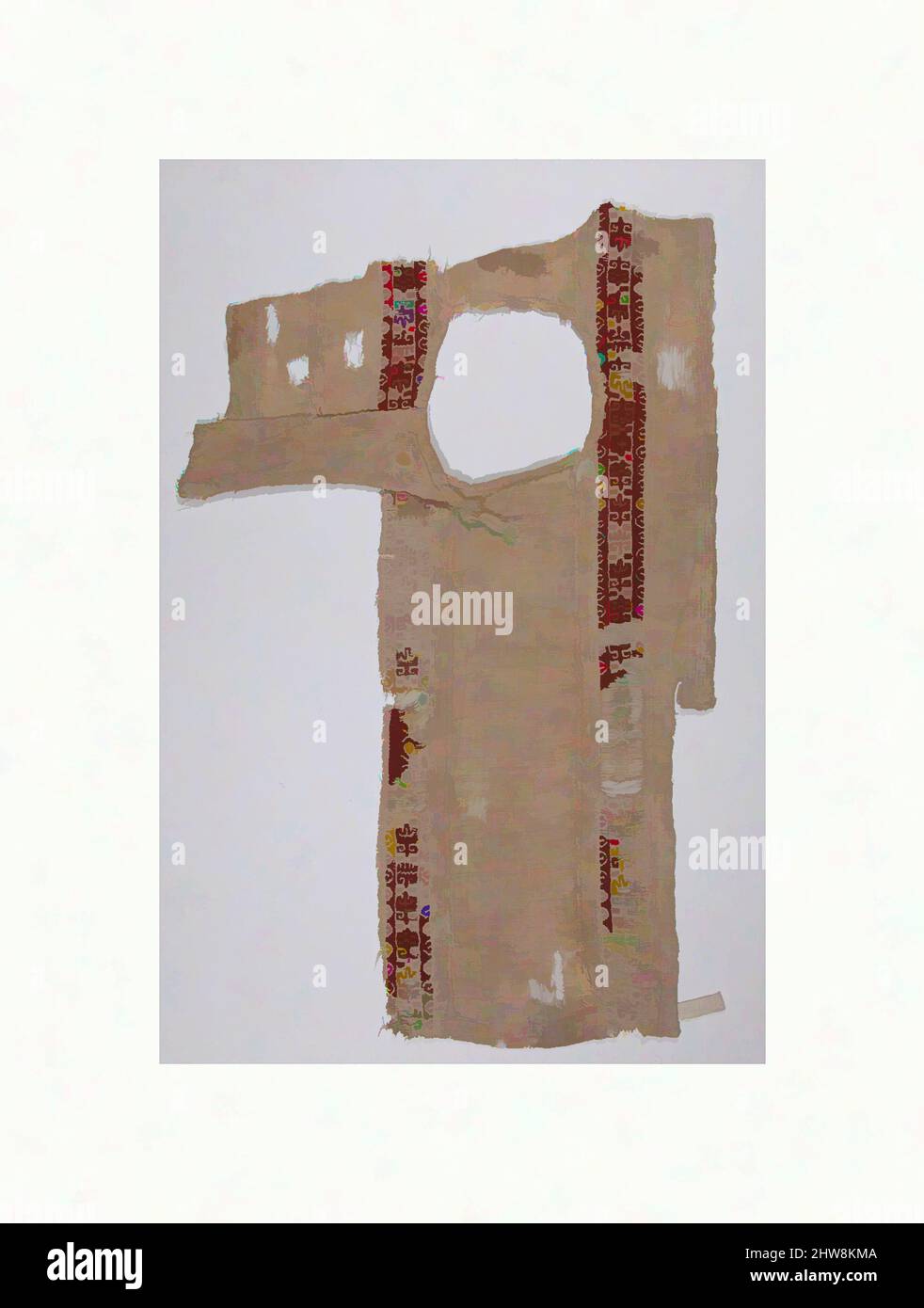 Art inspiré par le fragment de tunique avec fermeture à boutons, 5th–8th siècle, attribué à l'Égypte, le lin, la laine; Tissage tapisserie, H. 17 po (43,2 cm), textiles, ce joli fragment de tunique présente un rabat intact à la nuque avec une fermeture à bouton; le bouton et la boucle sont faits de lin non teinté, les œuvres classiques modernisées par Artotop avec une touche de modernité. Formes, couleur et valeur, impact visuel accrocheur sur l'art émotions par la liberté d'œuvres d'art d'une manière contemporaine. Un message intemporel qui cherche une nouvelle direction créative. Artistes qui se tournent vers le support numérique et créent le NFT Artotop Banque D'Images