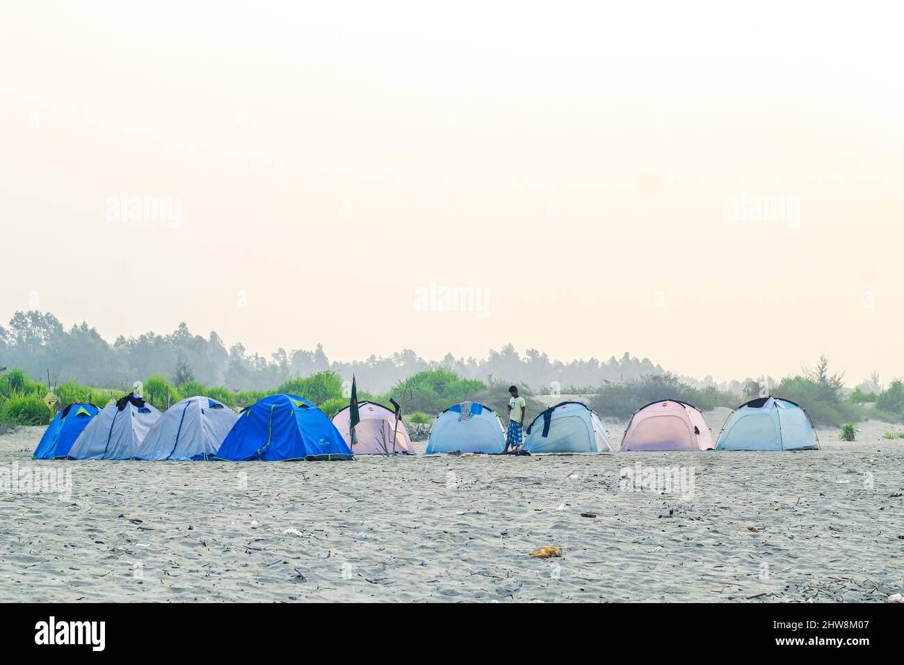 Camping sur la plage. Tentes sur une plage de mer avec ciel et fond vert.  Tente sur la plage, activités d'excursion d'une journée dans la baie Photo  Stock - Alamy