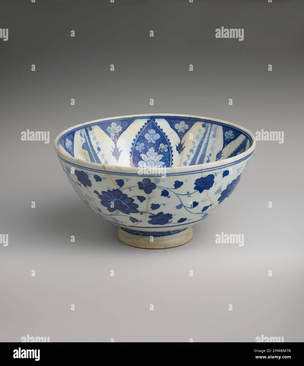 Art inspiré par Bowl avec variation de 'Baba Nakkas' Design, ca. 1500–1525, attribué à la Turquie, Iznik, Stonepaste; peint en bleu clair et foncé sous un vernis transparent, H. 5 3/16 po. (13,1 cm), la céramique, quelques-unes des plus anciennes céramiques de STONOPTE Iznik, se distinguent par délicat, les œuvres classiques modernisées par Artotop avec un peu de modernité. Formes, couleur et valeur, impact visuel accrocheur sur l'art émotions par la liberté d'œuvres d'art d'une manière contemporaine. Un message intemporel qui cherche une nouvelle direction créative. Artistes qui se tournent vers le support numérique et créent le NFT Artotop Banque D'Images