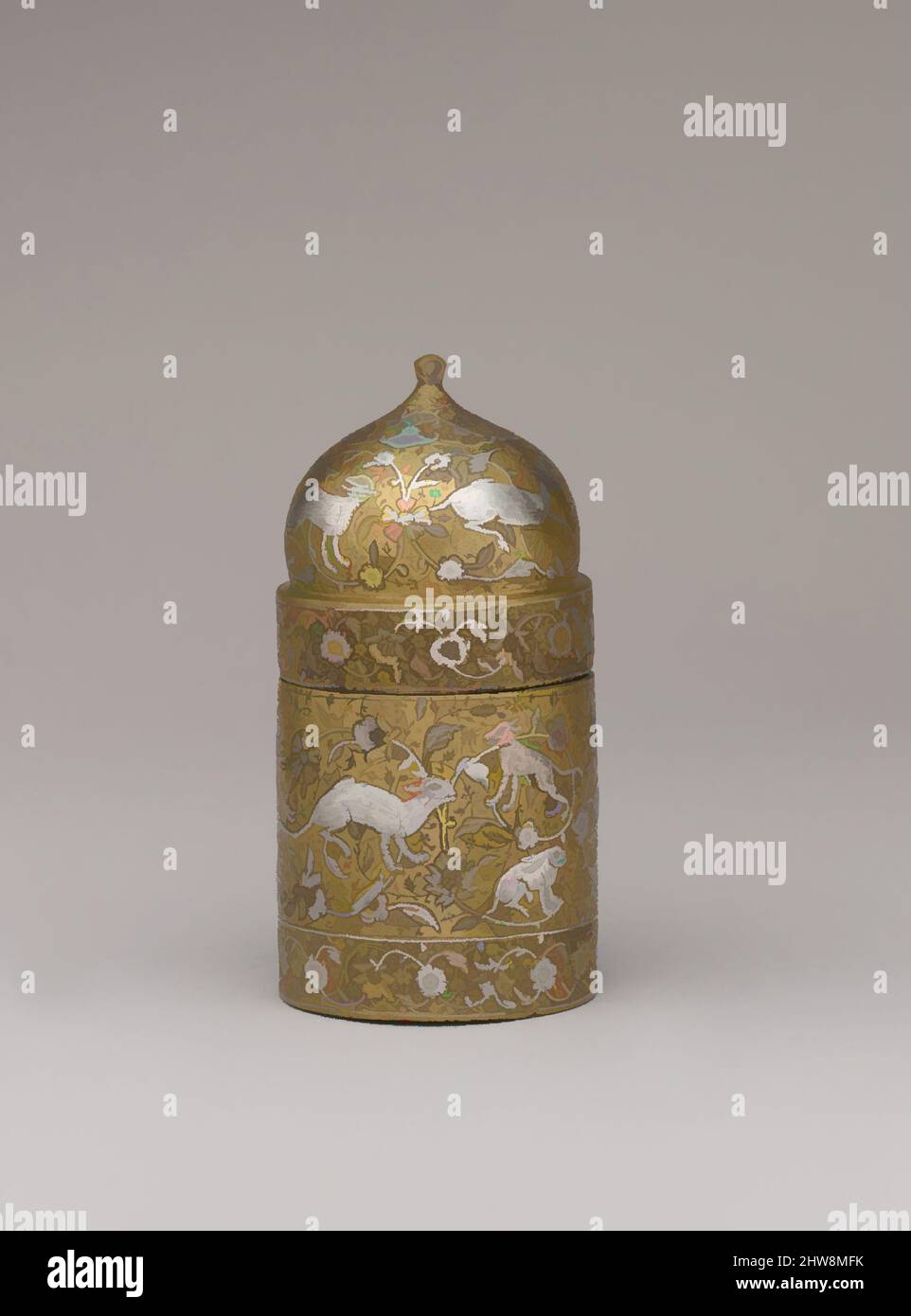 Art inspiré par Inkwell avec des images florale et animale, 16th siècle, attribué à l'Iran, laiton; couvercle moulé, Corps travaillé, gravé et ciselé, incrusté d'argent, H. 3 5/8 po. (9,2 cm), Métal, ce dawat cylindrique (inkwell) avec un couvercle bombé s'adapte une fois dans une boîte en métal, où il était, les œuvres classiques modernisées par Artotop avec un peu de modernité. Formes, couleur et valeur, impact visuel accrocheur sur l'art émotions par la liberté d'œuvres d'art d'une manière contemporaine. Un message intemporel qui cherche une nouvelle direction créative. Artistes qui se tournent vers le support numérique et créent le NFT Artotop Banque D'Images