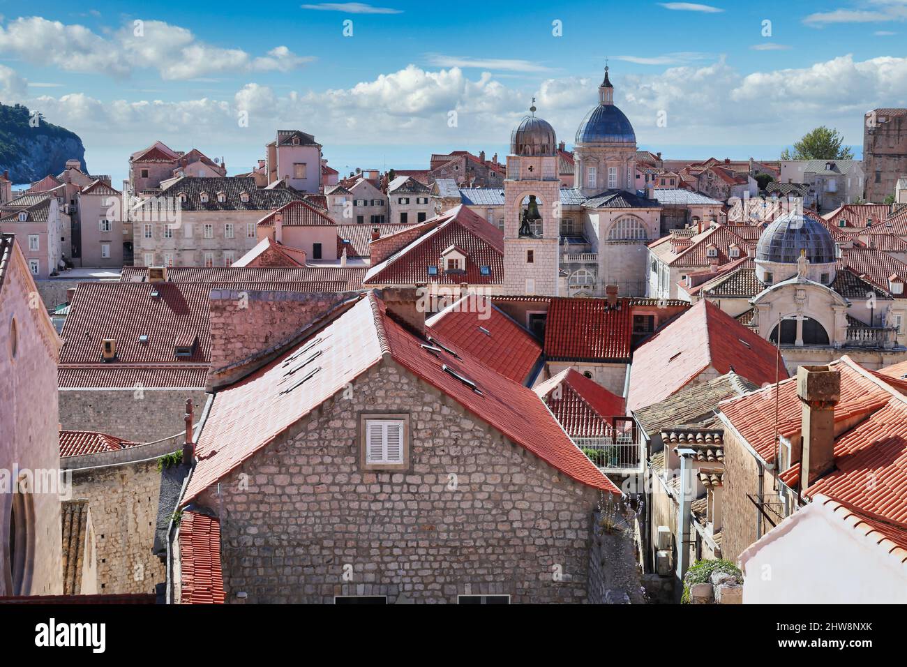 Dubrovnik, Croatie - vue aérienne depuis le mur de la ville sur les toits rouges en terre cuite de la vieille ville jusqu'à la mer Adriatique Banque D'Images