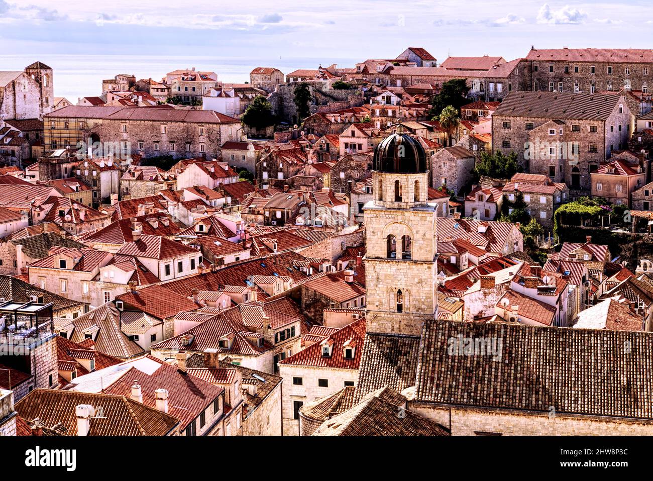 Vue aérienne depuis le mur de la ville des toits rouges en terre cuite de la vieille ville de Dubrovnik, Croatie Banque D'Images