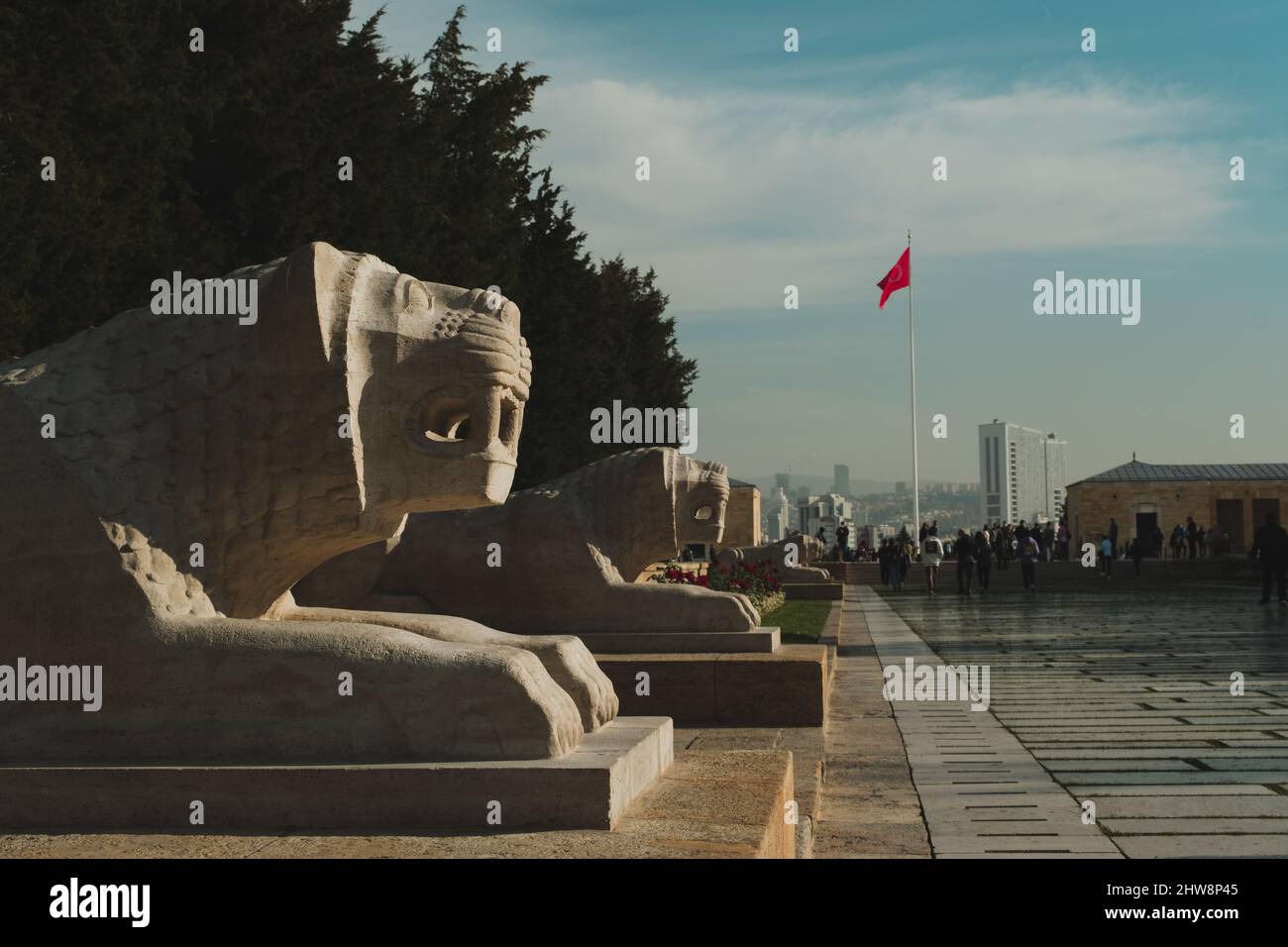 Ankara, Turquie - 09 novembre 2021 : route des Lions, statue du lion et visiteurs à Anıtkabir. Photo éditoriale à Ankara. Banque D'Images