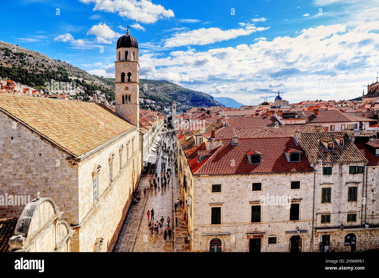 Vieille ville de Dubrovnik, Croatie - vue sur Placa Stradun ou la rue principale après l'église Saint-Sauveur jusqu'au Palais Sponza Banque D'Images