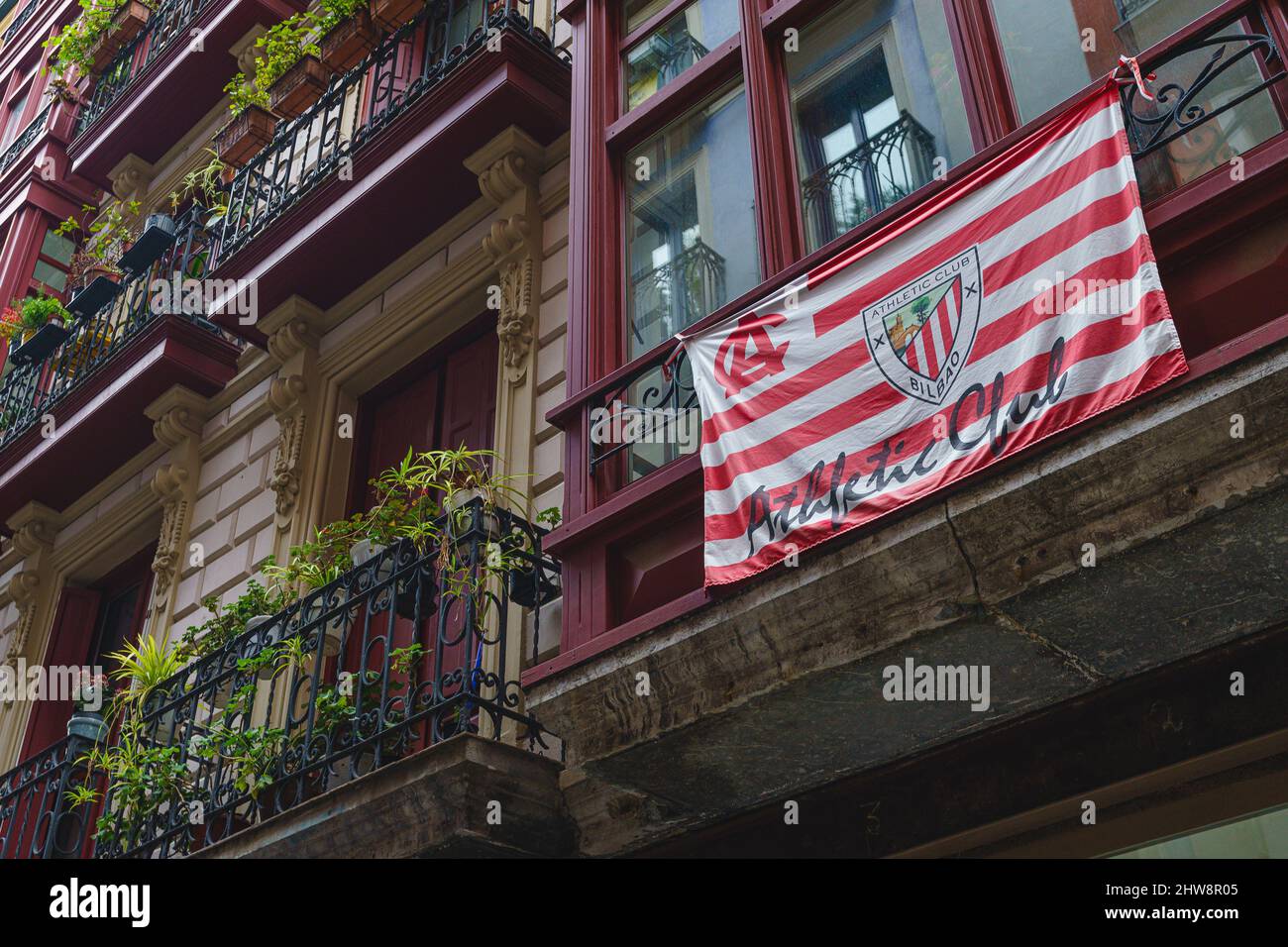 Bilbao, Espagne, le 15 février 2022. Drapeau du Club Athlétique de Bilbao sur une façade de bâtiment. Banque D'Images