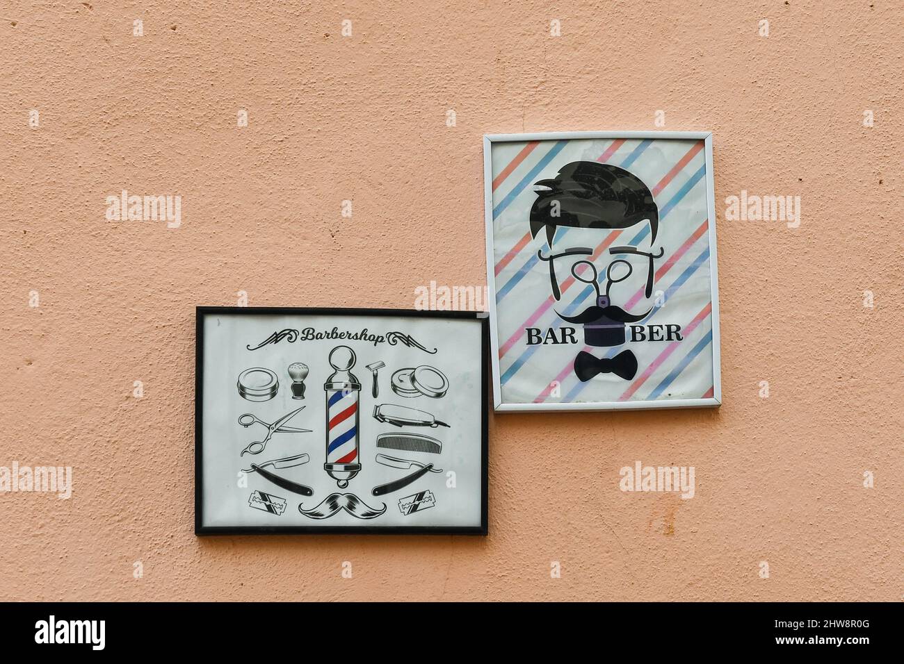 Détail de deux tableaux promotionnels suspendus à l'extérieur d'un salon de coiffure dans la vieille ville de Sanremo, Imperia, Ligurie, Italie Banque D'Images