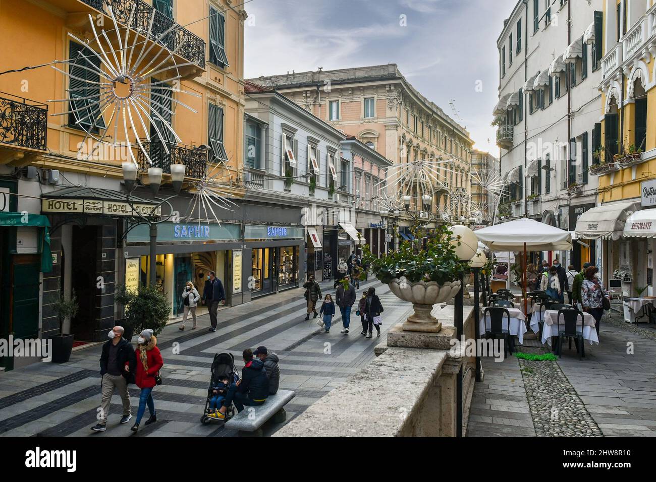 La rue commerçante de Sanremo, Corso Giacomo Matteotti, avec des personnes marchant en hiver, Imperia, Ligurie, Italie Banque D'Images