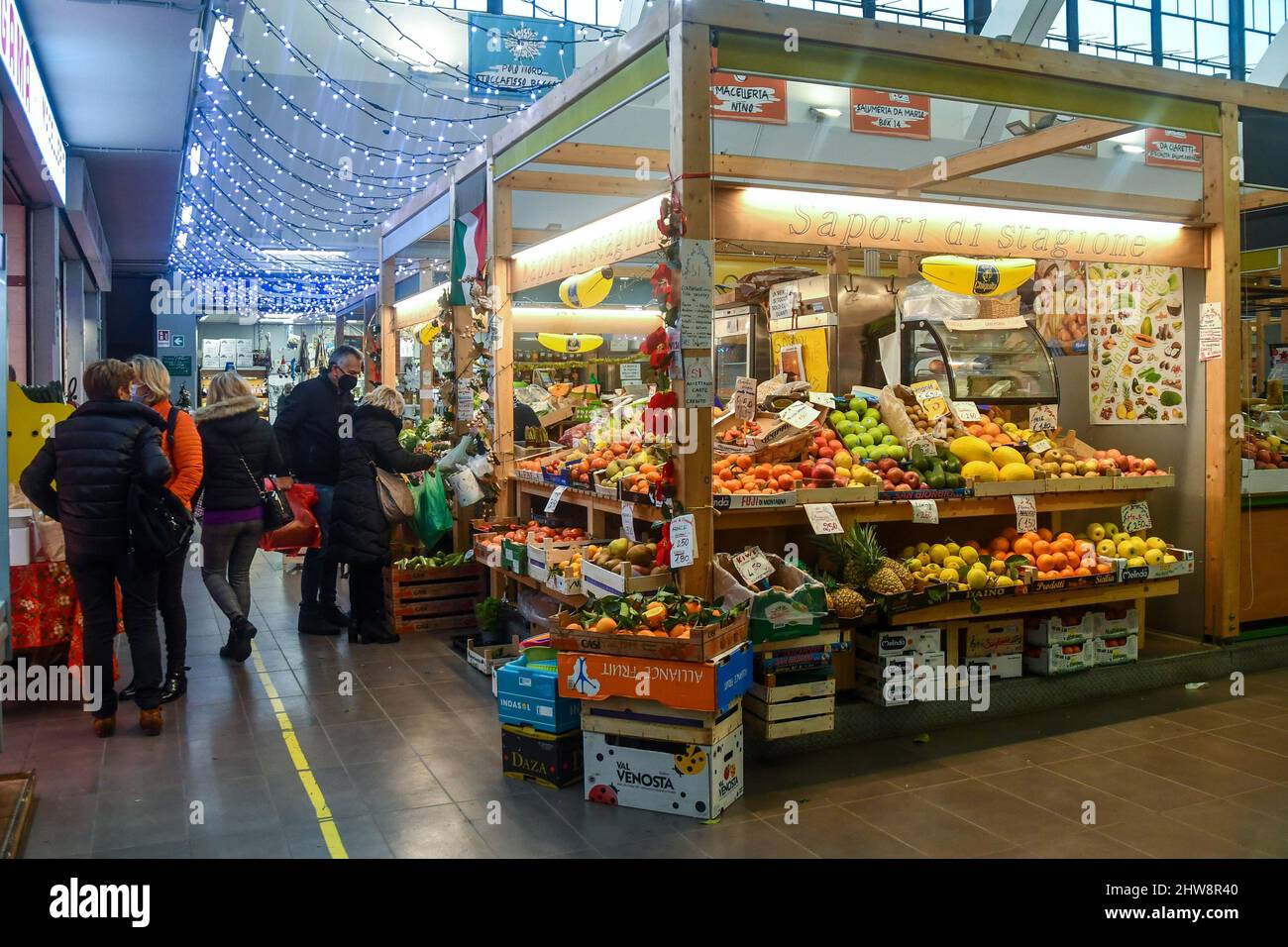 Les personnes achetant des fruits et légumes au marché couvert Mercato  Annonario dans le centre historique de Sanremo, Imperia, Ligurie, Italie  Photo Stock - Alamy