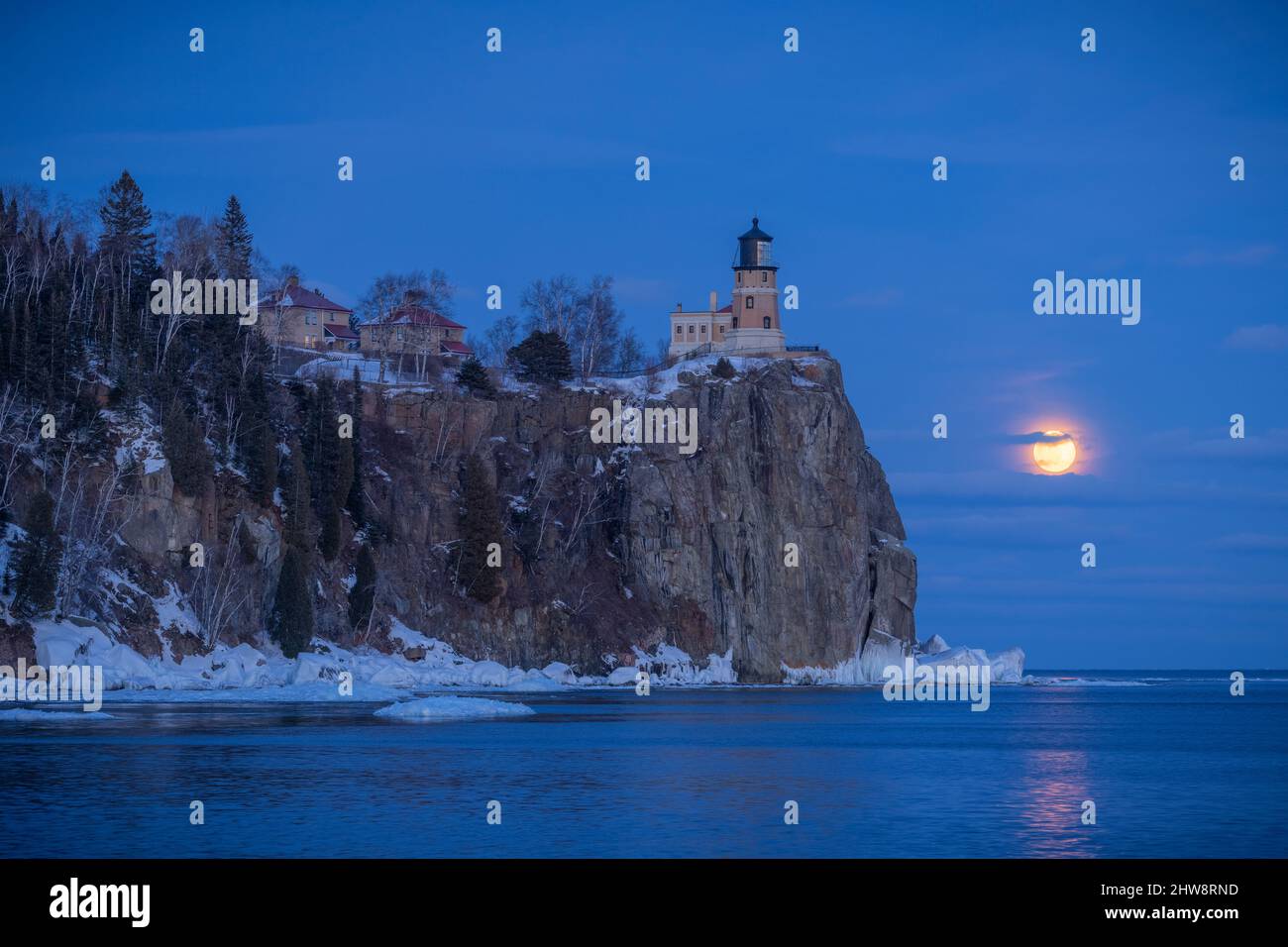 Lune au-dessus du phare de Split Rock, hiver, lac supérieur, Minnesota, États-Unis, Par Dominique Braud/Dembinsky photo Assoc Banque D'Images