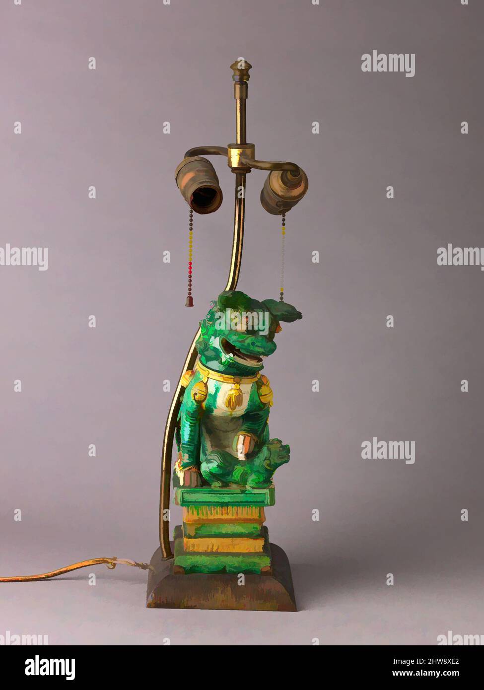 Art inspiré par la figure du lion monté comme lampe, probablement 19th  siècle, chinois, porcelaine avec glaçures colorées., hauteur: 26,6 cm.,  céramique, ce lion bouddhiste monté comme lampe forme une paire avec