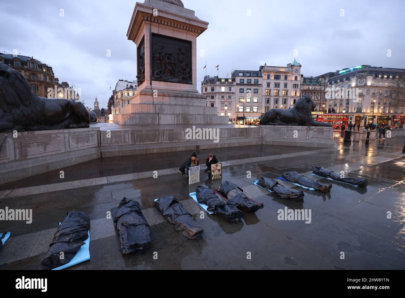 Les manifestants se couvrent de feuilles de plastique à Trafalgar Square à Londres pour protester contre l'invasion russe d'Ukriane. Date de la photo : vendredi 4 mars 2022. Banque D'Images