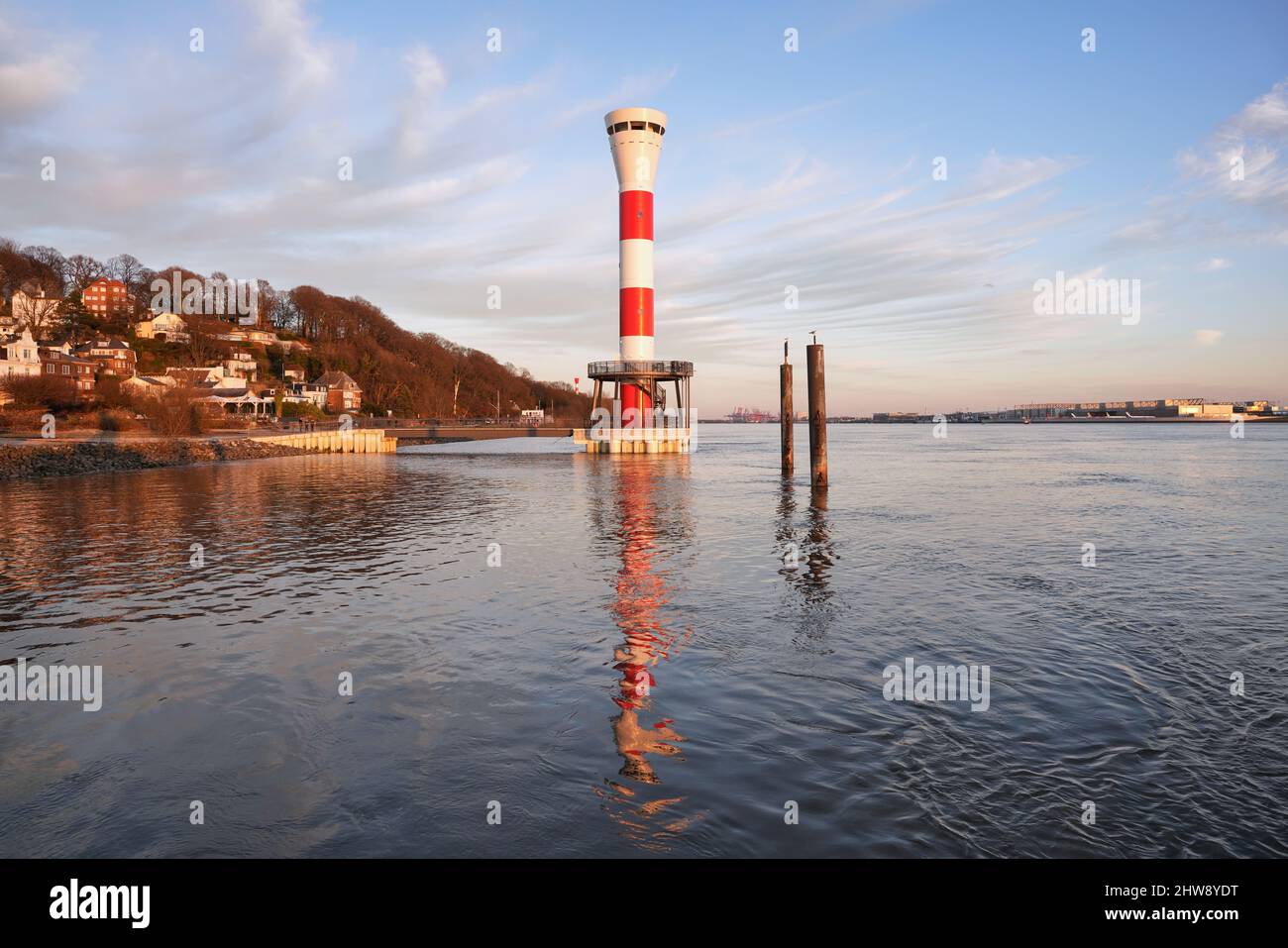 Phare de Blankenese Low sur l'Elbe dans la ville de Hambourg, Allemagne. Phare nouveau et moderne à Blankenese, une banlieue ouest de Hambourg. Banque D'Images