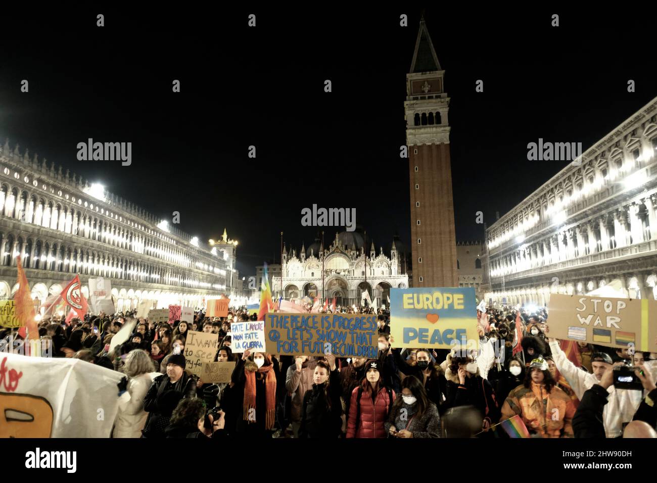 Des gens manifestent sur la place Saint-Marc contre l'invasion de l'Ukraine par la Russie, à Venise, en Italie, le 2 mars 2022. Banque D'Images