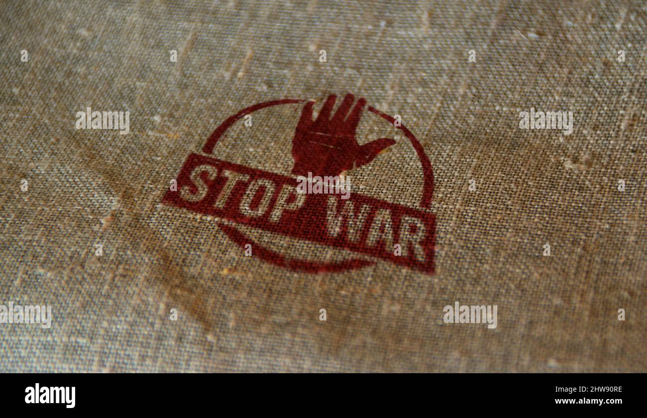 Timbre de fin de guerre imprimé sur le sac de lin. Paix, pas d'agression et concept de pacifisme. Banque D'Images