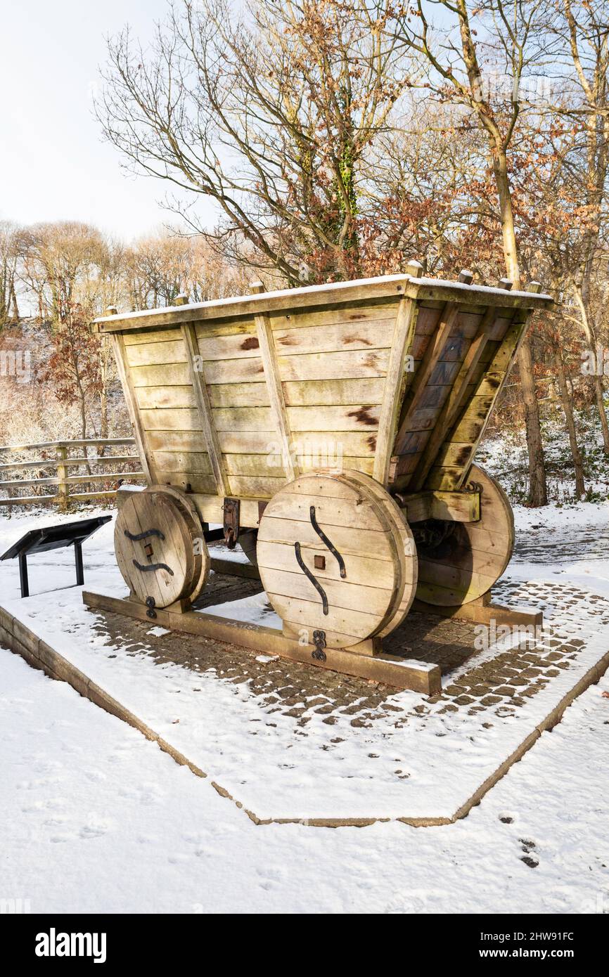 Une réplique de charrette tirée par un cheval ou un chaldron ou un wagon, d'un type construit pour transporter du charbon sur les premiers chemins de fer vers 1600-1700. Banque D'Images