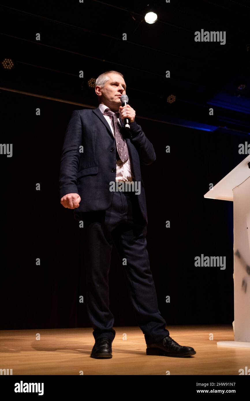 Pierre-Yves THOMAS participant à la campagne présidentielle d'Eric Zemmour, réunion de soutien pour la Reconquete. Jean Messiha est un économiste, homme politique et ancien haut fonctionnaire français d'origine égyptienne. Saint-Brieuc, Bretagne, France. Banque D'Images