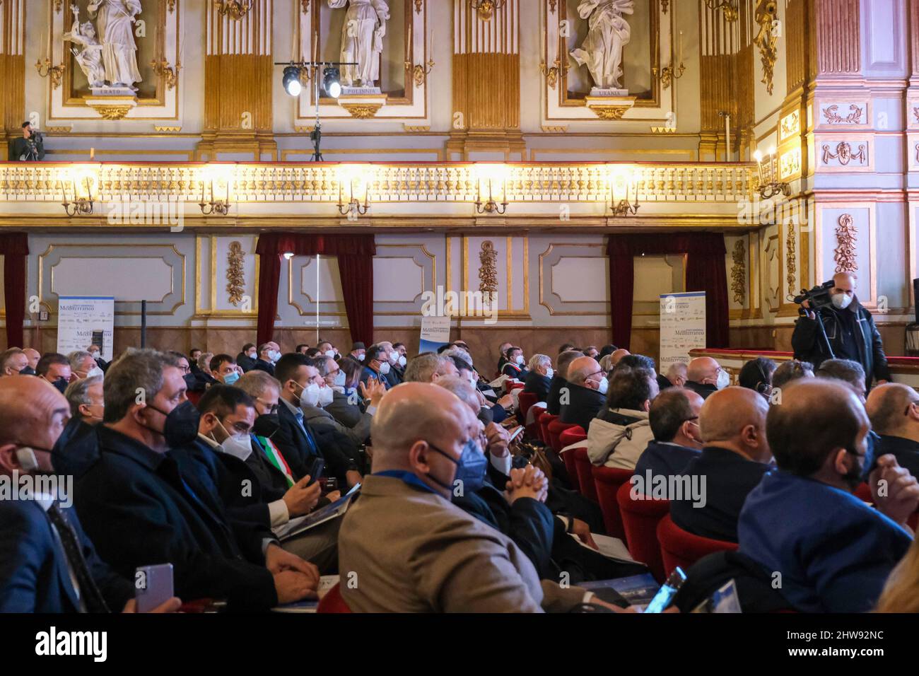 Naples, Campanie, ITALIE. 5th févr. 2021. 04/02/22 Naples, au Palazzo Reale ce matin, les Etats généraux de la Méditerranée ont eu lieu, avec la présence du Ministre de la cohésion Sud et territoriale (Credit image: © Fabio Sasso/ZUMA Press Wire) Banque D'Images