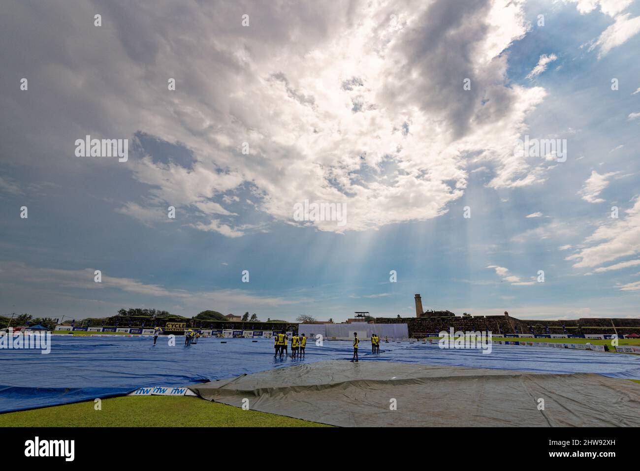 Le terrain du stade international de cricket de Galle est couvert lorsqu'il pleut lors du match de cricket de 3rd jours du Test de 1st entre le Sri Lanka et les Antilles Banque D'Images