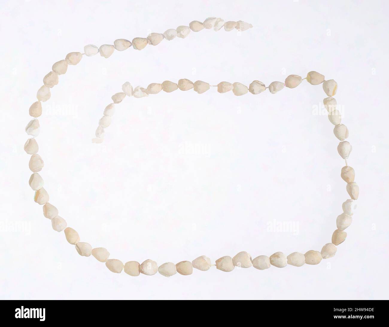 Art inspiré par Hepy, chaîne de coquillages periwinkle, Royaume du milieu, dynastie 12, début-mi, ca. 1950–1885 av. J.-C., d'Égypte, région Memphite, Lisht Sud, mastaba à l'ouest de Senwosretankh, Pit 3, Hepy, éparpillés devant le mur de blocage, 1933–34, Shell (Marine), Nacre, Pearl, l. 68 cm (26 3, œuvres classiques modernisées par Artotop avec une touche de modernité. Formes, couleur et valeur, impact visuel accrocheur sur l'art émotions par la liberté d'œuvres d'art d'une manière contemporaine. Un message intemporel qui cherche une nouvelle direction créative. Artistes qui se tournent vers le support numérique et créent le NFT Artotop Banque D'Images