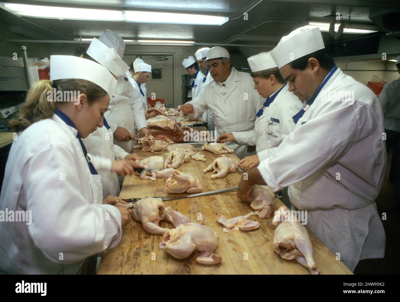 johnson whales université art étudiants culinaires couper le poulet Banque D'Images