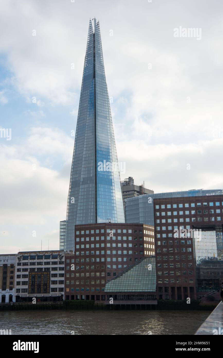 Magnifique tour en verre de forme conique. Quartier financier de Londres. Royaume-Uni Banque D'Images