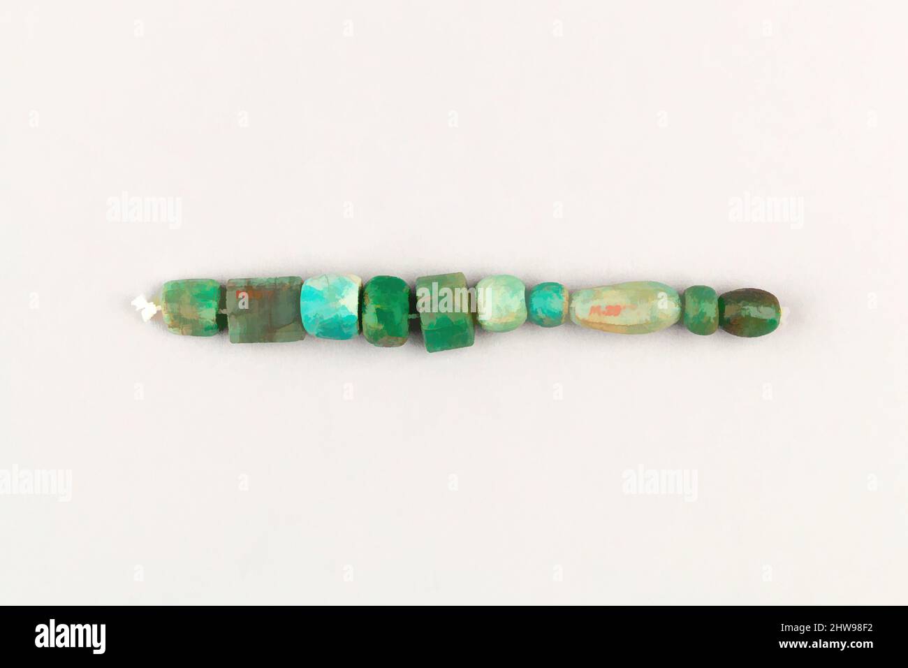 Art inspiré par la chaîne de 10 perles, période Ptolemaic ou romaine, 1st siècle avant J.-C. à 1st siècle après J.-C., d'Égypte, Beryl, l. 11,5 cm (4 1/2 po, œuvres classiques modernisées par Artotop avec une touche de modernité. Formes, couleur et valeur, impact visuel accrocheur sur l'art émotions par la liberté d'œuvres d'art d'une manière contemporaine. Un message intemporel qui cherche une nouvelle direction créative. Artistes qui se tournent vers le support numérique et créent le NFT Artotop Banque D'Images