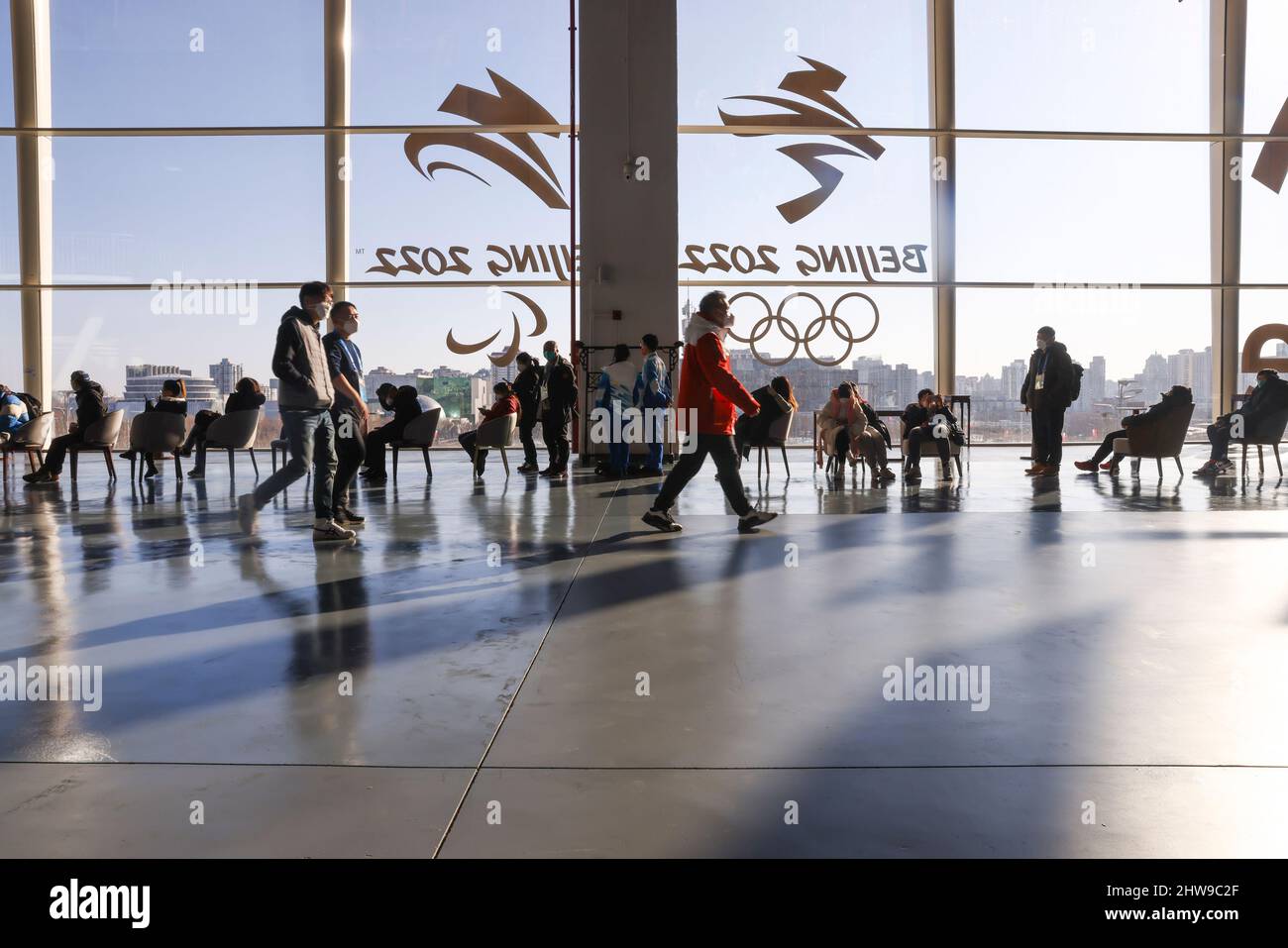 Vue générale, 16 FÉVRIER 2022 : les personnes font la queue pour entrer dans la boutique officielle de Beijing 2022 au Centre principal des médias pendant les Jeux Olympiques de Beijing 2022 Banque D'Images