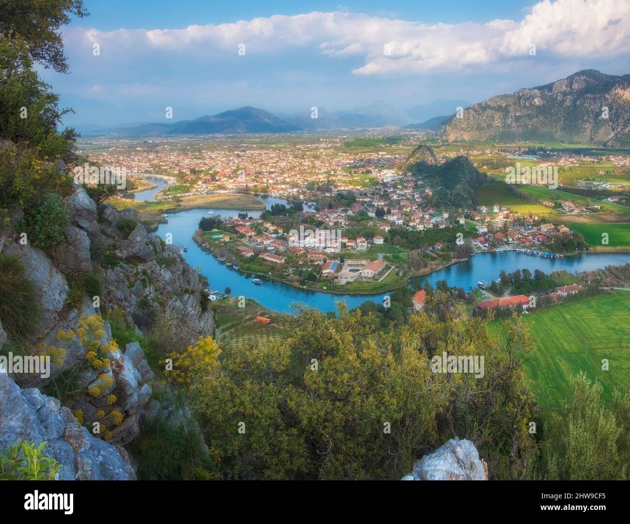 Un magnifique panorama de la vallée de la rivière Dalyan avec une vue sur la ville, les montagnes et la rivière depuis le point de vue de l'ancienne ville de Kaunos Banque D'Images