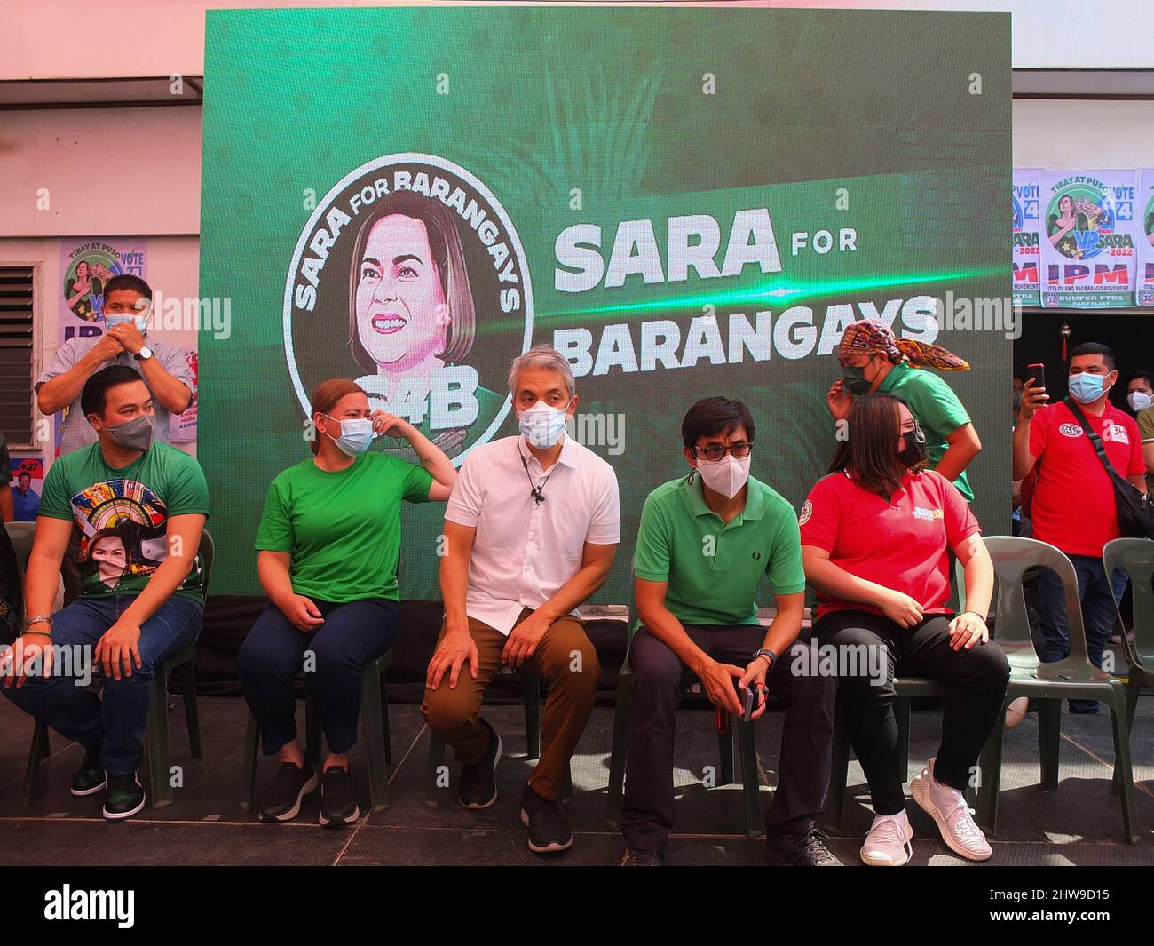 Navotas, Philippines. 4th mars 2022. (G-D) Président de la Chambre des représentants Lord Allan Velasco, Maire de la ville de Davao Sara Duterte-Carpio, Maire de la ville de Navotas Toby Tiangco, Représentant de Navotas John Rey Tiangco, et un membre du personnel assis sur la scène du centre.fille présidentielle et Maire de la ville de Davao Sara Duterte-Carpio visitent la ville de Navotas. C'est l'élan de la campagne de Manille Metro du nord de l'UniTeam. L'aspirant vice-président était également le président du parti Lakas-chrétien-démocrate musulman (CMD). Son colistier présidentiel Ferdinand ''Bongbong'' Marcos Jr. N'était pas présent à cause de Banque D'Images