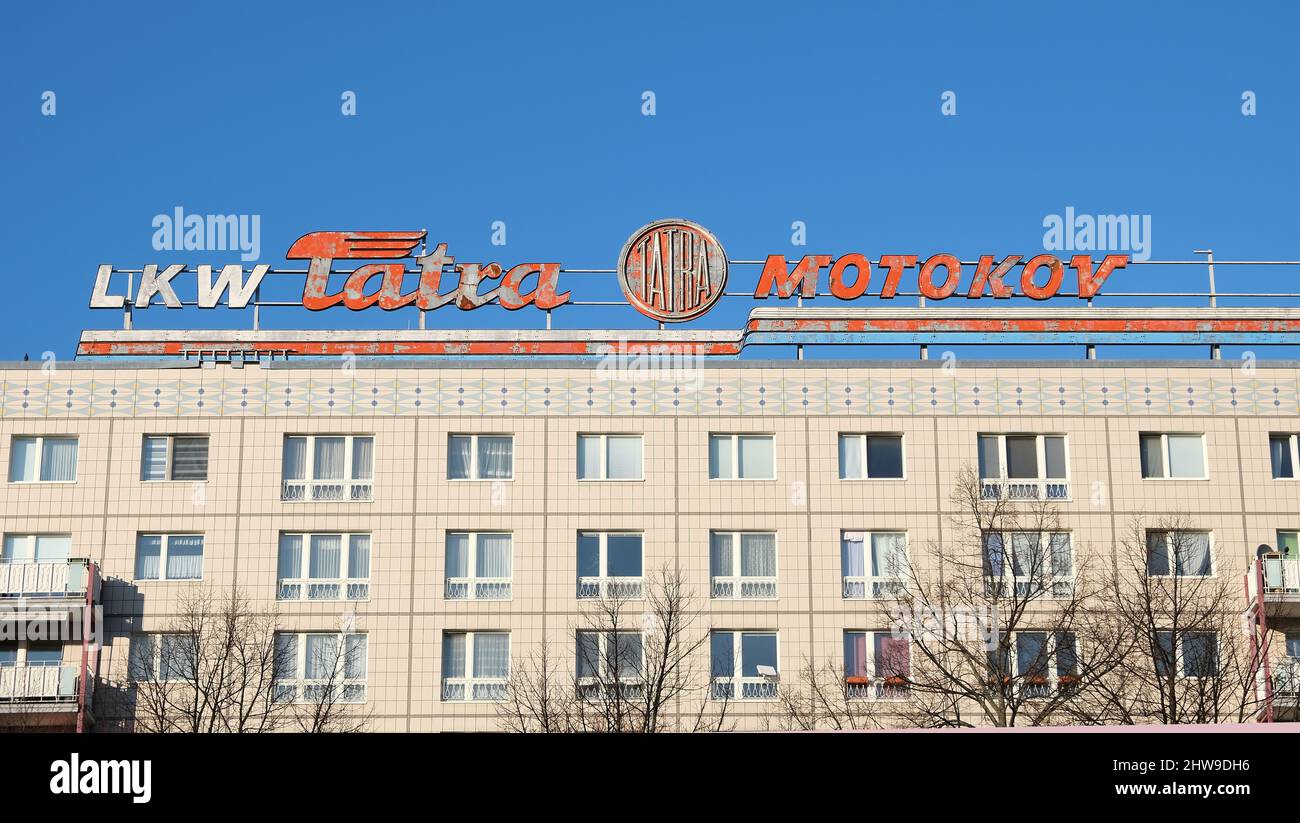 Berlin, Allemagne, 28 février 2022, publicité de Tatra sur le toit d'un immeuble résidentiel préfabriqué dans la Karl-Marx-Allee Banque D'Images