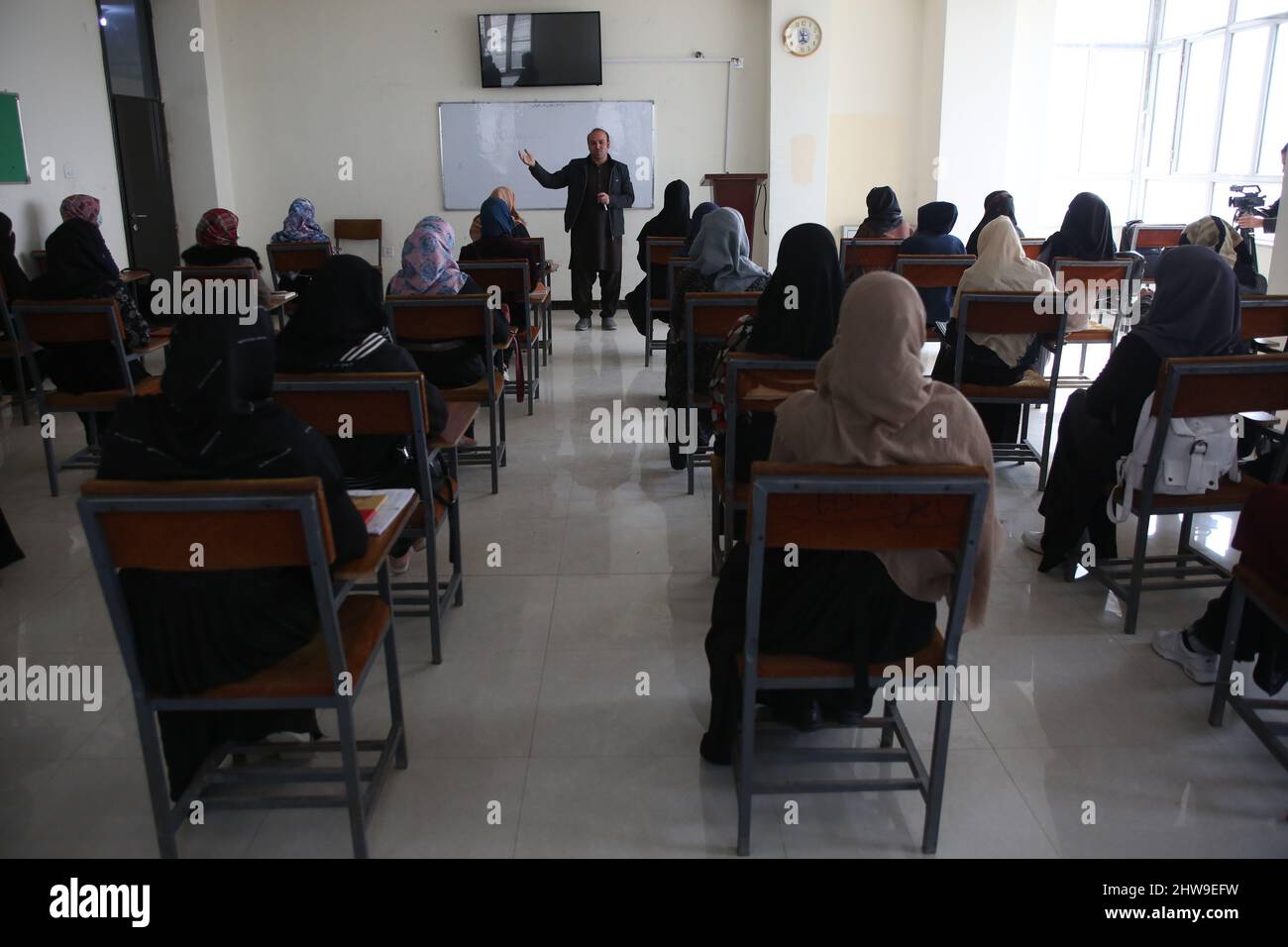 Kaboul, Afghanistan. 2nd mars 2022. Le 2 mars 2022, des étudiants afghans assistent à un cours à l'Université Mustaqbal Pohanton de Kaboul, capitale de l'Afghanistan. À l'Université Mustaqbal Pohanton, à la limite est de Kaboul, la nouvelle année universitaire vient de commencer. Les universités afghanes ont été fermées depuis août de l'année dernière. Credit: Saifurahman Safi/Xinhua/Alamy Live News Banque D'Images