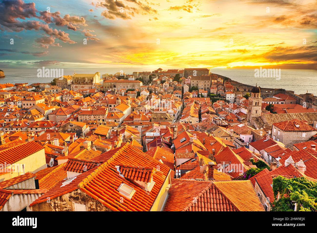 Vue aérienne au coucher du soleil sur les murs de Dubrovnik en Croatie. Vue de la cathédrale de l'Assomption de la Vierge Marie et de l'église Crkva sv. Vlaho Saint Biagio de Banque D'Images