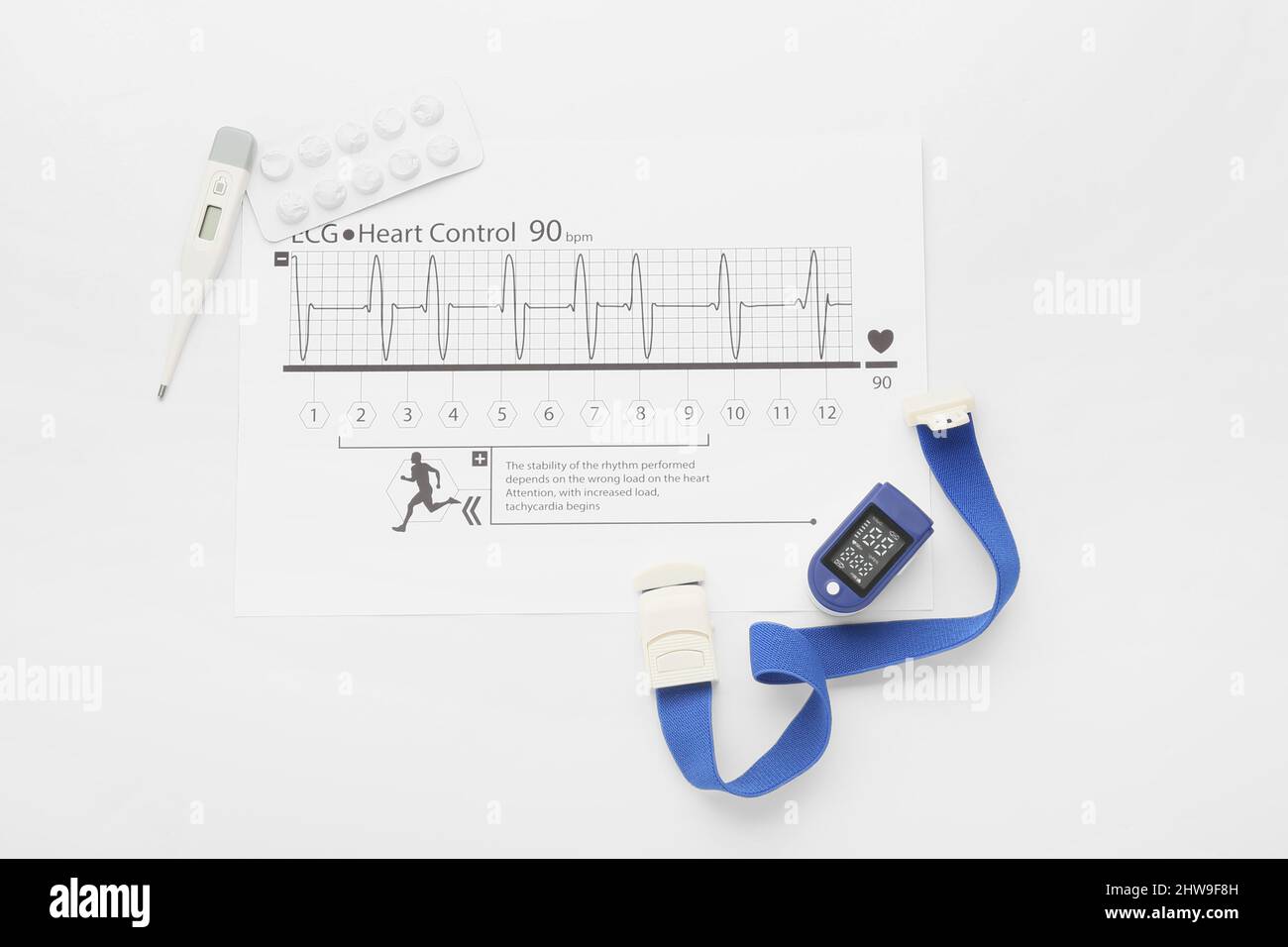 Composition avec oxymètre de pouls, cardiogramme et thermomètre sur fond blanc Banque D'Images