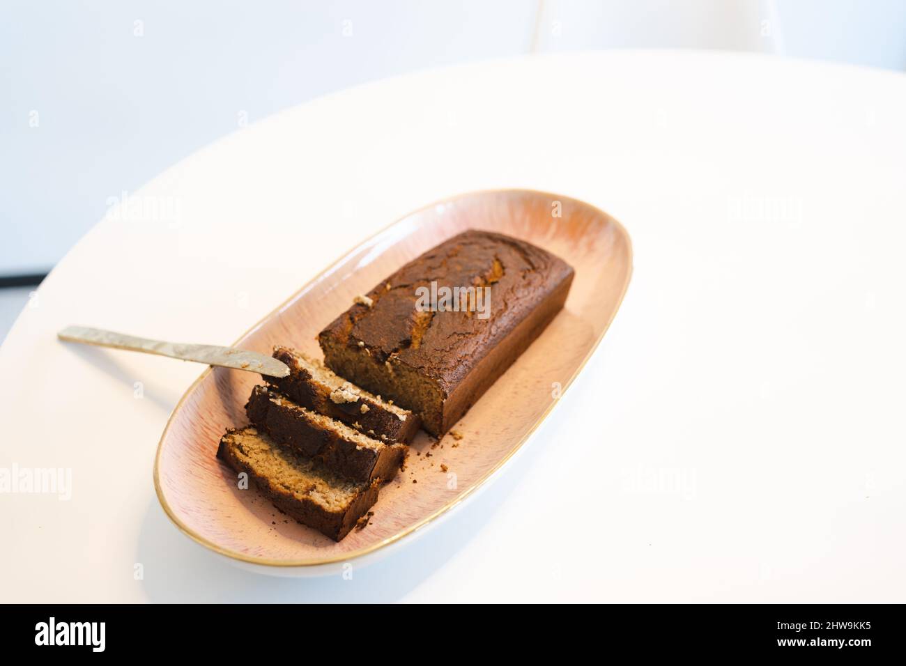 pain à la banane sur la table avec du papier Banque D'Images