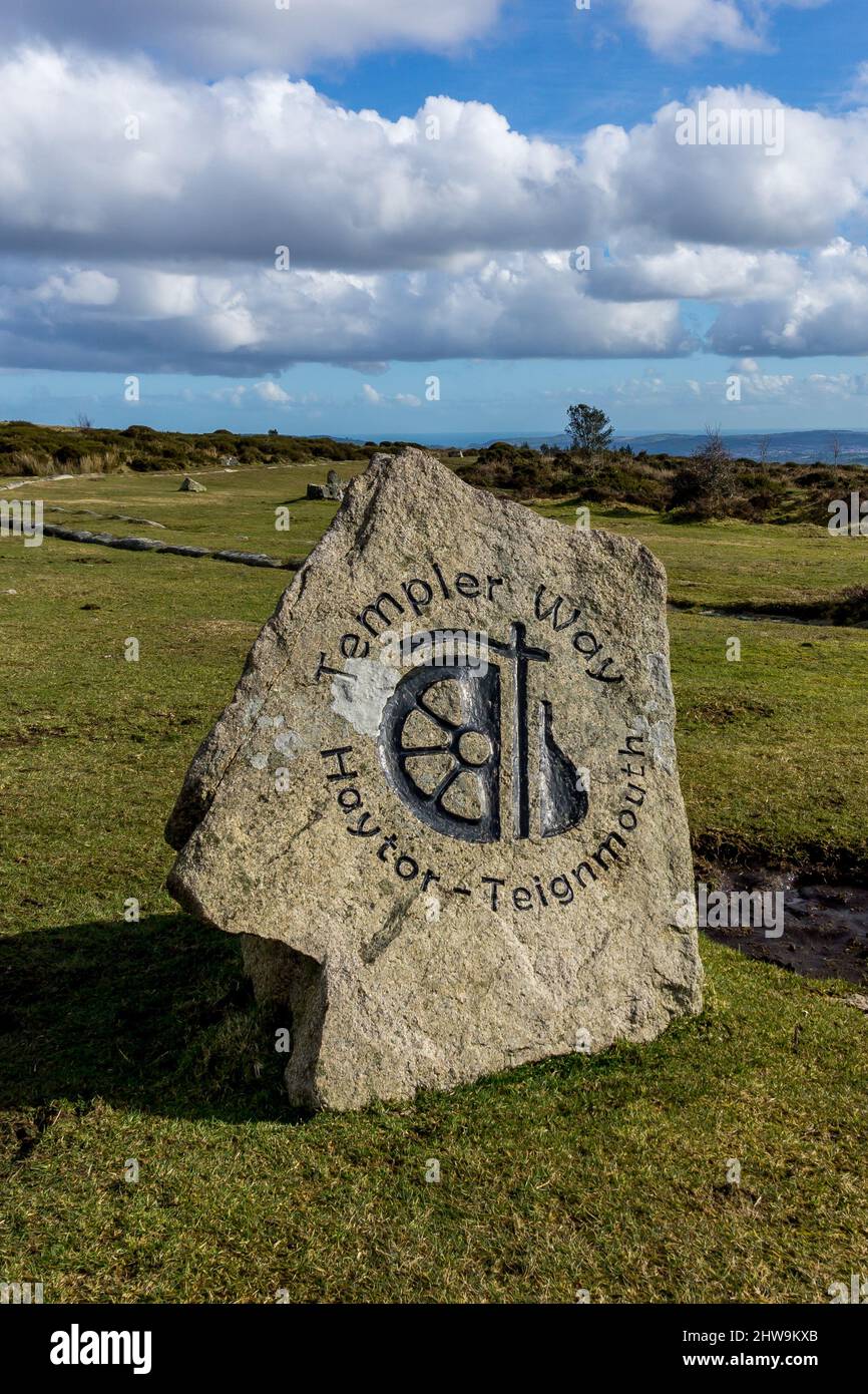 Pierre avec panneau Templer Way, de Haytor à Teignmouth dans le parc
