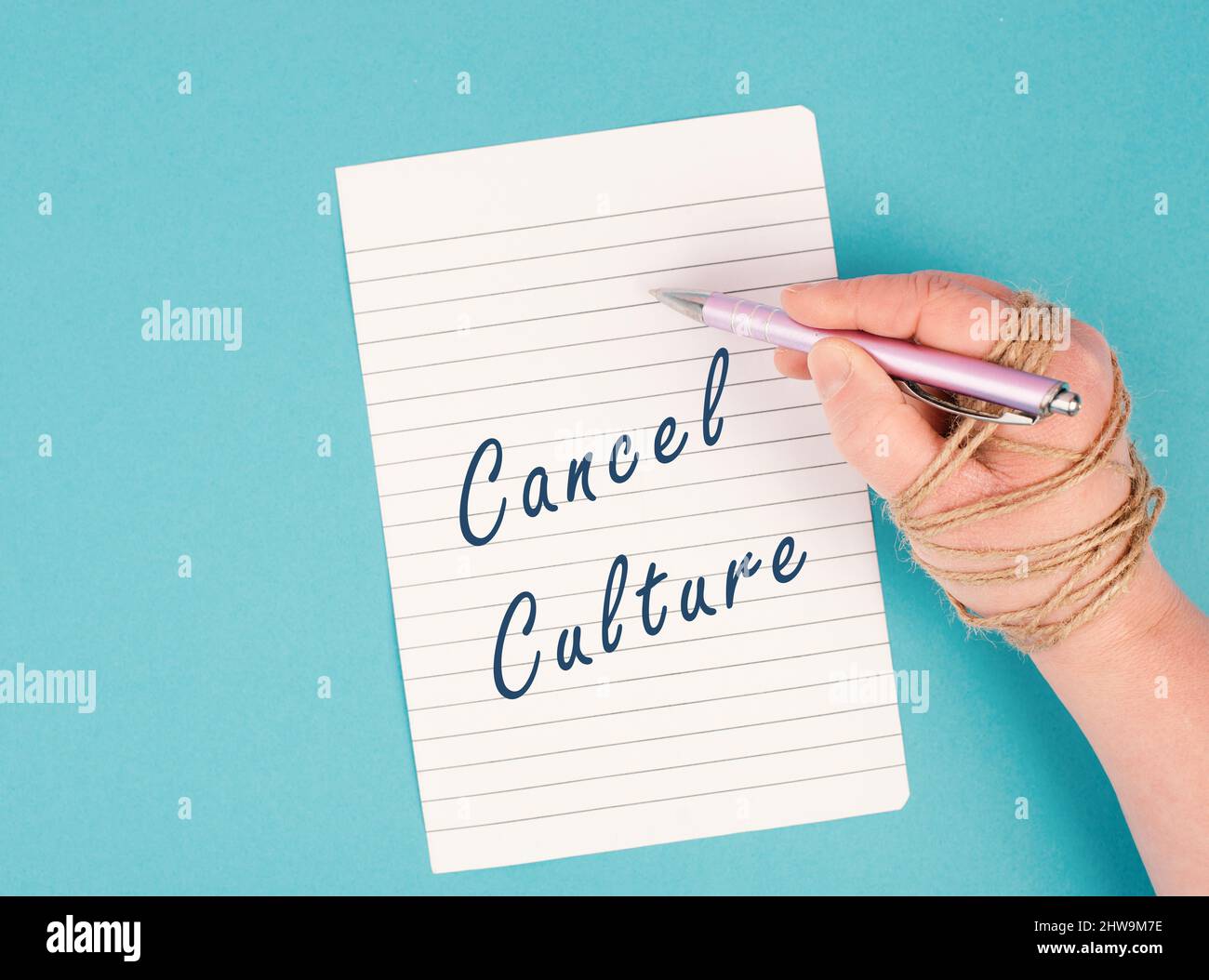 Les mots CANCEL culture sont debout sur un papier, main enchaînée avec un stylo, presse libre, liberté de parole, discrimination et censure, nouvelle norme Banque D'Images